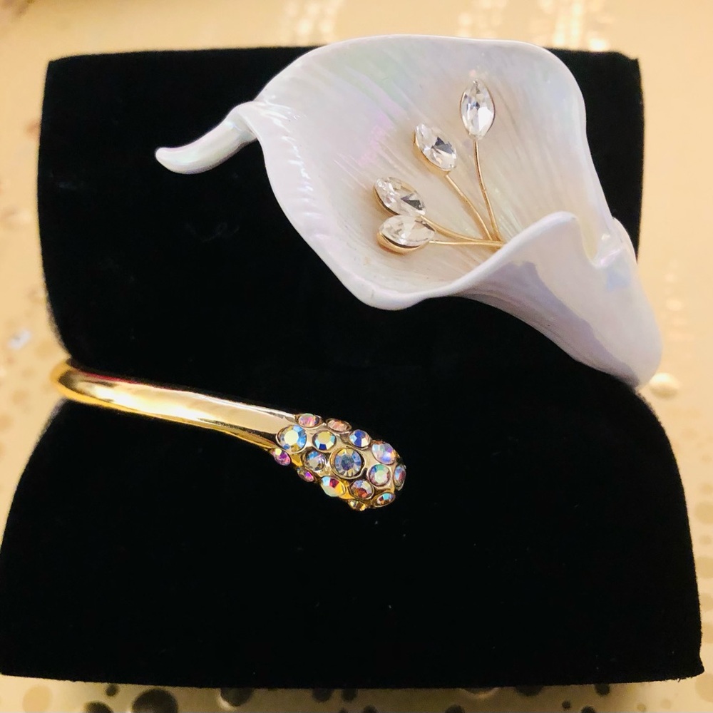 Authentic Betsey Johnson Bracelet - Crystal Rhinestone Calla Lily Hinged NWT - Picture 16 of 16